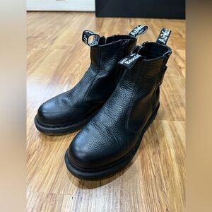 Dr Martens 2976 WOMEN'S LEATHER ZIPPER CHELSEA BOOTS